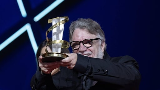 Del Toro speecht met 'gebroken hart' door overlijden van broer