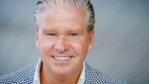 Dries Roelvink schenkt AOW aan stichting ParkinsonNederland