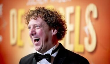 Jochem Myjer 'desnoods' op langlaufski's naar theater