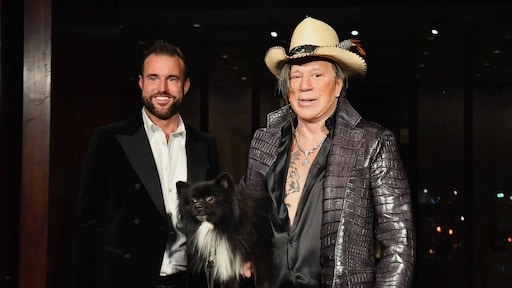 Mickey Rourke levert geweer in bij de politie