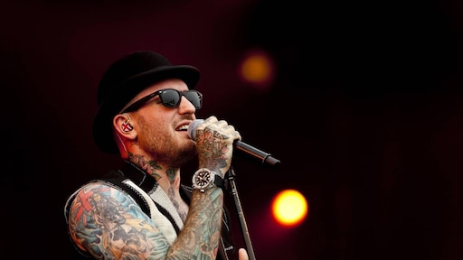 Ben Saunders verhuist met vriendin naar woonwagenkamp