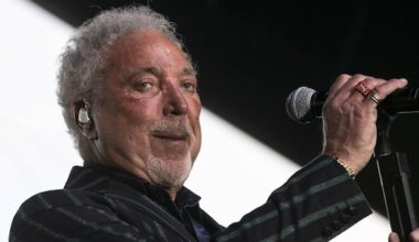 Zanger Tom Jones waarschuwt voor online oplichters