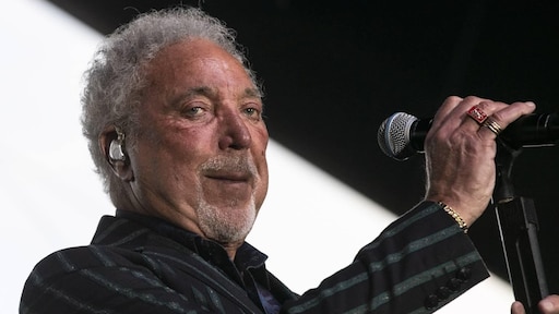 Zanger Tom Jones waarschuwt voor online oplichters