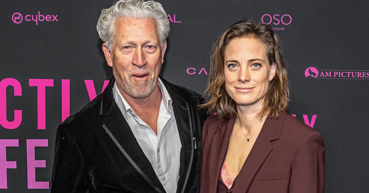 Acteur Hajo Bruins vond relatie met 28 jaar jongere vriendin 'een ding': 'Ik heb hen geen pijn willen doen'