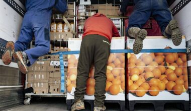 Boze Franse boeren controleren vrachtwagens na ontdekking Braziliaanse kip, Franse transportsector slaat alarm [+foto’s & video’s]