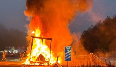 Vrachtwagenoplegger met luiers in brand op Duitse A2 [+foto’s]