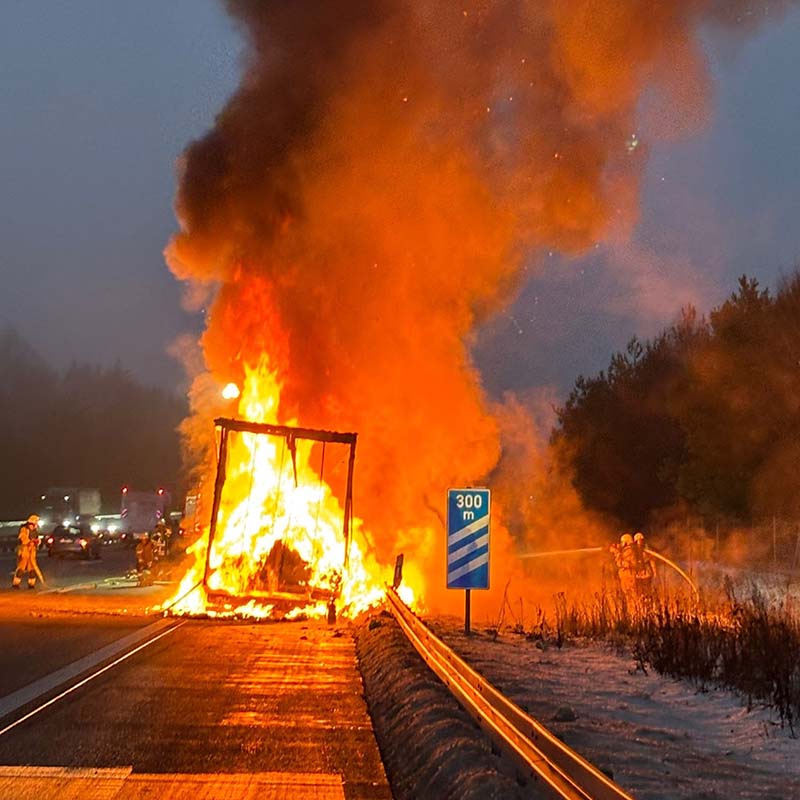 Vrachtwagenoplegger met luiers in brand op Duitse A2 [+foto’s]