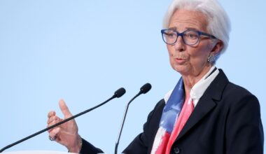 EU-topvrouw verdient veel meer dan de machtigste bankier ter wereld