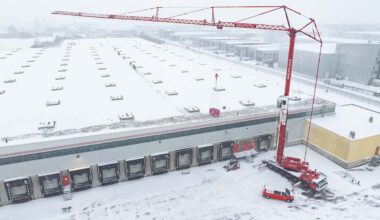 Dak groot distributiecentrum in Heerenveen wordt sneeuwvrij gemaakt [+foto’s]