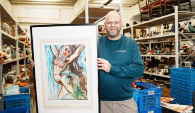 Medewerker kringwinkel redt schilderij van Dalí van de glascontainer: “Ik heb geen moment overwogen om het zelf te houden”