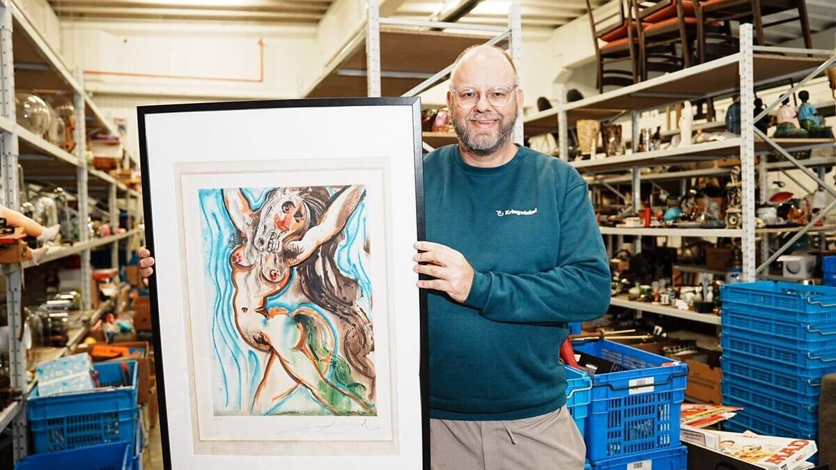 Medewerker kringwinkel redt schilderij van Dalí van de glascontainer: “Ik heb geen moment overwogen om het zelf te houden”