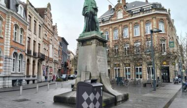 Historisch standbeeld tijdelijk vergezeld door grote vuilnisbak: “Volgende week wordt hij weggehaald”