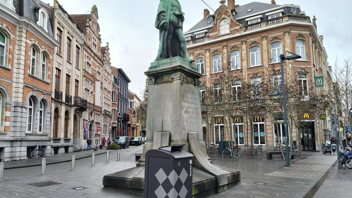Historisch standbeeld tijdelijk vergezeld door grote vuilnisbak: “Volgende week wordt hij weggehaald”