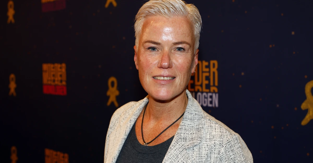 Zien: Ellie Lust showt bikinibody