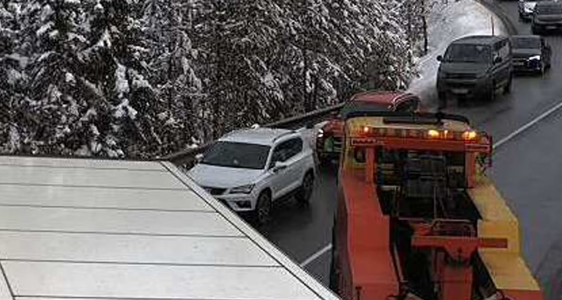 Auto stort 20 meter naar beneden op Fernpass: weg urenlang afgesloten