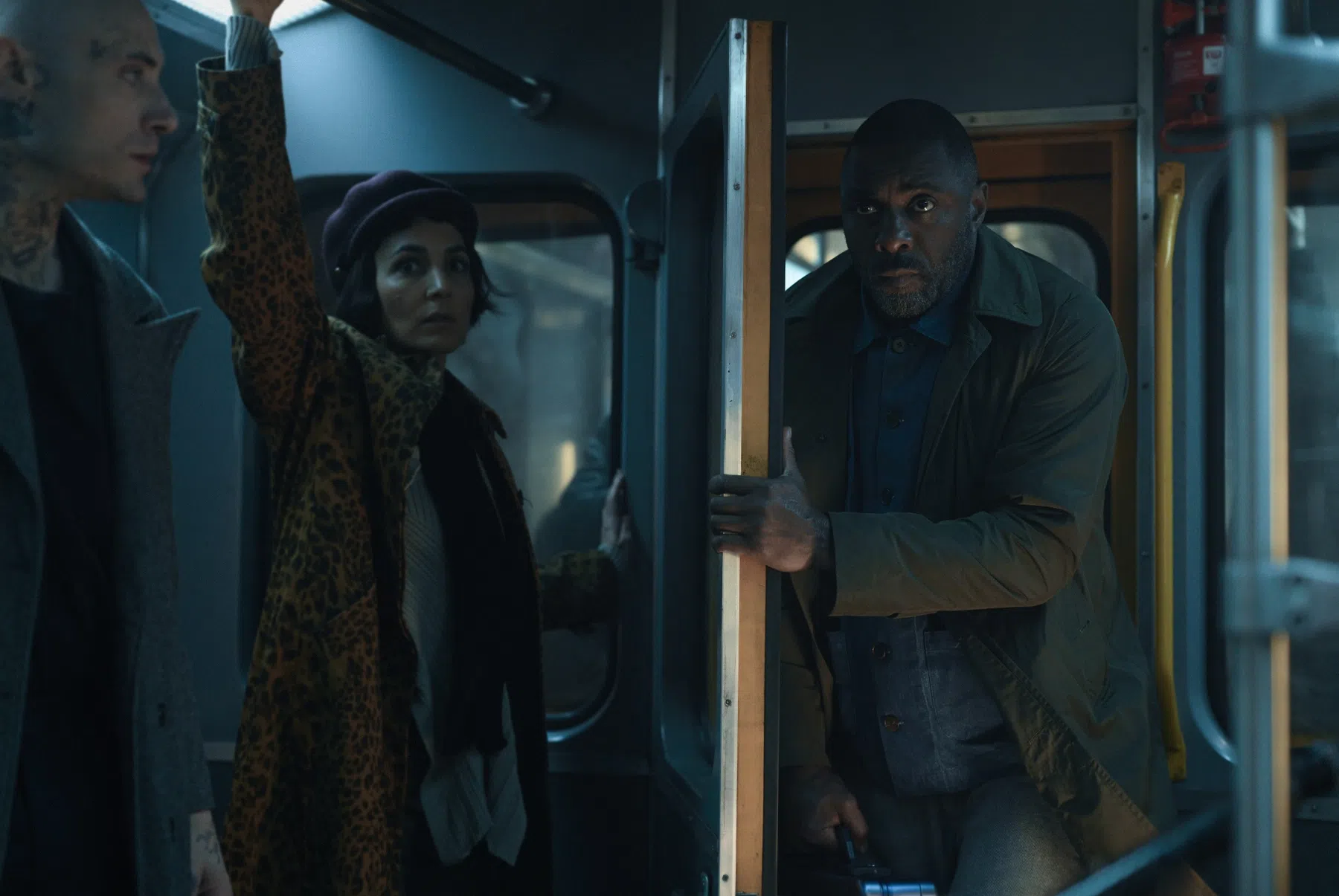 Idris Elba in een trein.