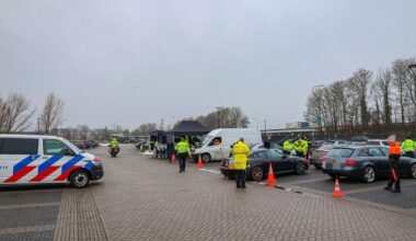 Grote verkeerscontrole bij P+R Leek, 11 auto’s in beslag genomen (update)