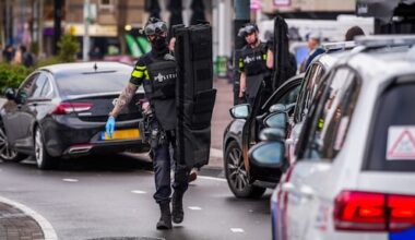 Agenten in kogelwerende vesten in Eindhoven op zoek naar man na melding schietpartij