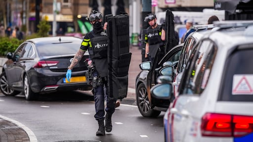 Agenten in kogelwerende vesten in Eindhoven op zoek naar man na melding schietpartij
