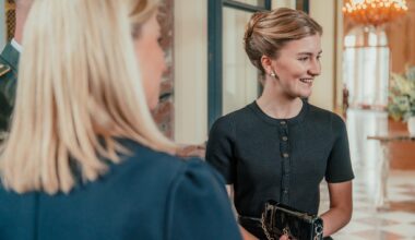 Elisabeth ontmoet SG NAVO Rutte, met Mathilde bij nieuwjaarsontvangst