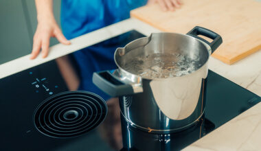 Pan met kokend water op fornuis.