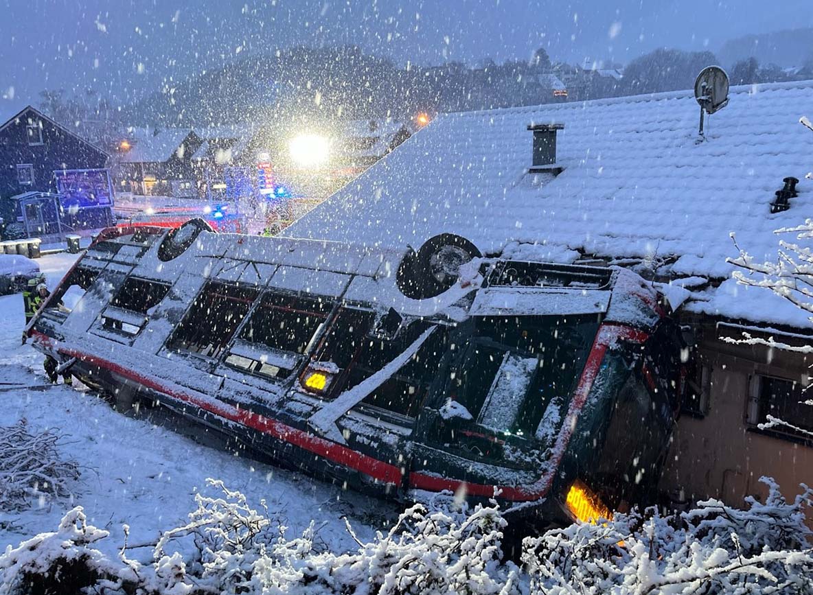 Lijnbus glijdt van talud, kantelt en eindigt op dak tegen restaurant [+foto’s]