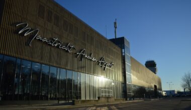 Passagiers urenlang vast op Maastricht Airport: ‘De sfeer sloeg om’