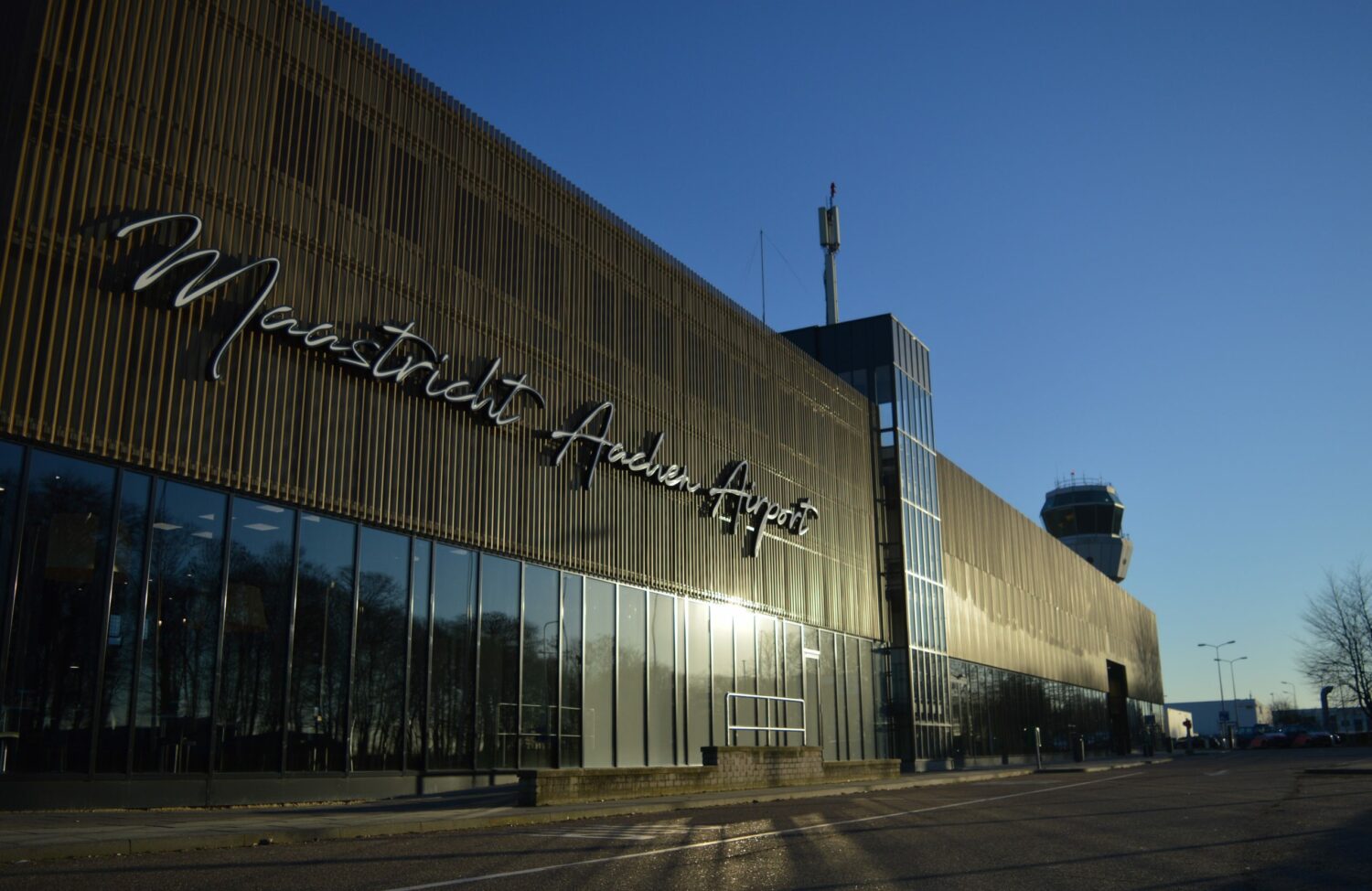 Passagiers urenlang vast op Maastricht Airport: ‘De sfeer sloeg om’