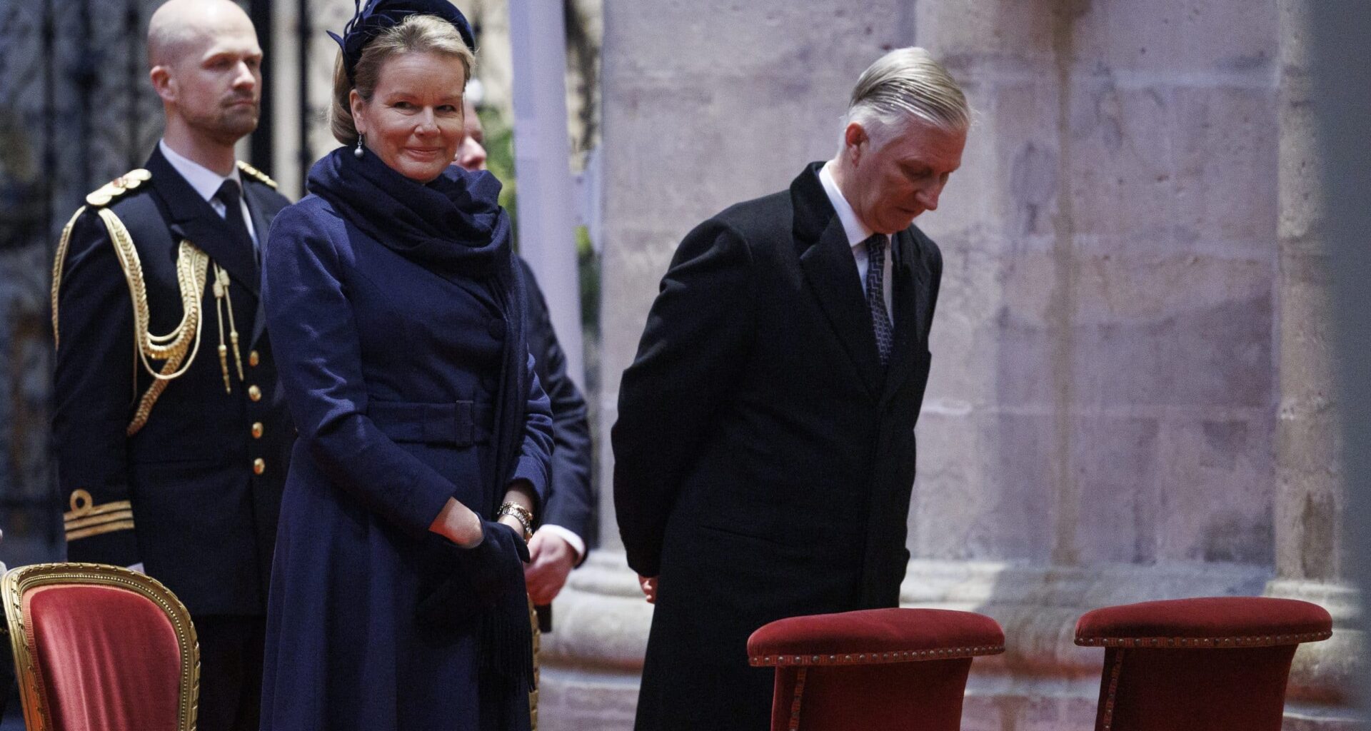 Koningin Mathilde in elegante mantel en met nieuwe haarband