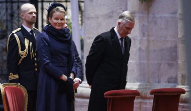 Koningin Mathilde in elegante mantel en met nieuwe haarband