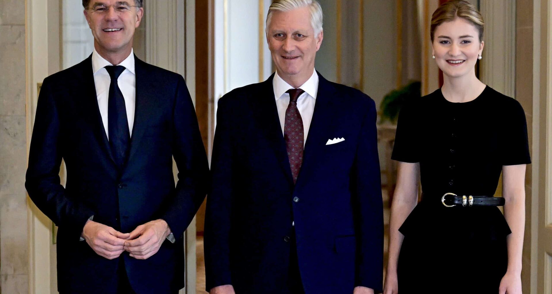 Elisabeth ontmoet SG NAVO Rutte, met Mathilde bij nieuwjaarsontvangst