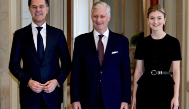 Elisabeth ontmoet SG NAVO Rutte, met Mathilde bij nieuwjaarsontvangst