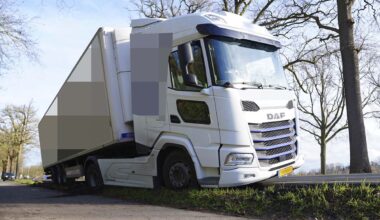 Vrachtwagenchauffeur met hoge nood eindigt in de berm langs N65