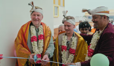 Fabriekmedewerkers in India denken dat Oos Kesbeke een echte koning is in De Augurkenkoning: 'Lijkt wel een staatsbezoek'