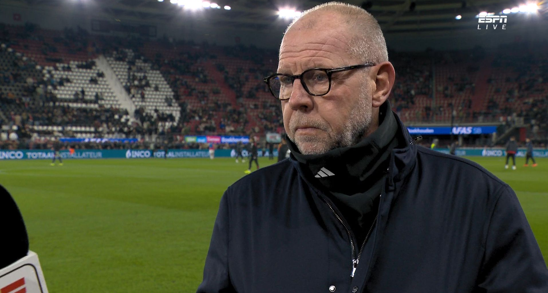 Kenneth Perez kan lach niet inhouden na interview met Ajax-trainer Fred Grim: 'Een echte Ajacied, hè?'