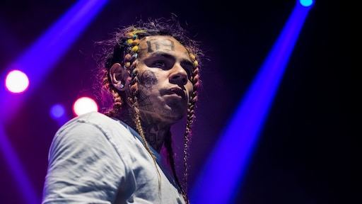 Tekashi 6ix9ine meldt zich bij politie voor gevangenisstraf