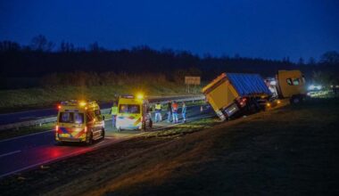 Vrachtwagen raakt van de weg en rijdt tegen geluidswal op N356