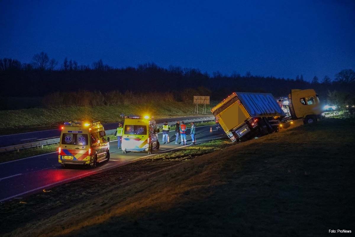 Vrachtwagen raakt van de weg en rijdt tegen geluidswal op N356