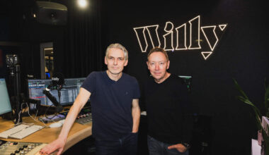 Na 18 jaar radiostilte maakt Erwin Deckers een comeback bij Willy: “Ik kan me geen betere persoon voorstellen om het weekend op gang te trekken”