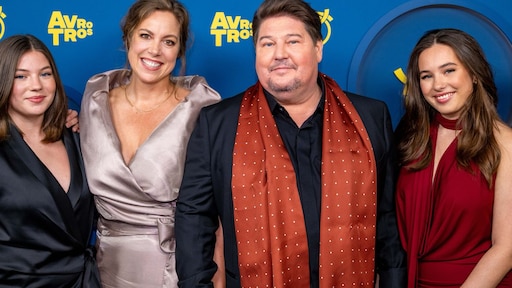 Martijn Krabbé geniet met dochters van winters weer in de sneeuw