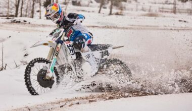 Kay de Wolf trotseert sneeuw voor eerste motocrosstraining van het seizoen