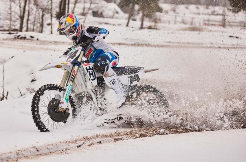 Kay de Wolf trotseert sneeuw voor eerste motocrosstraining van het seizoen