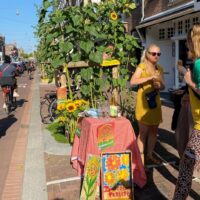 Zonnebloemprotest in de Clercqstraat. Foto: Iris Poels