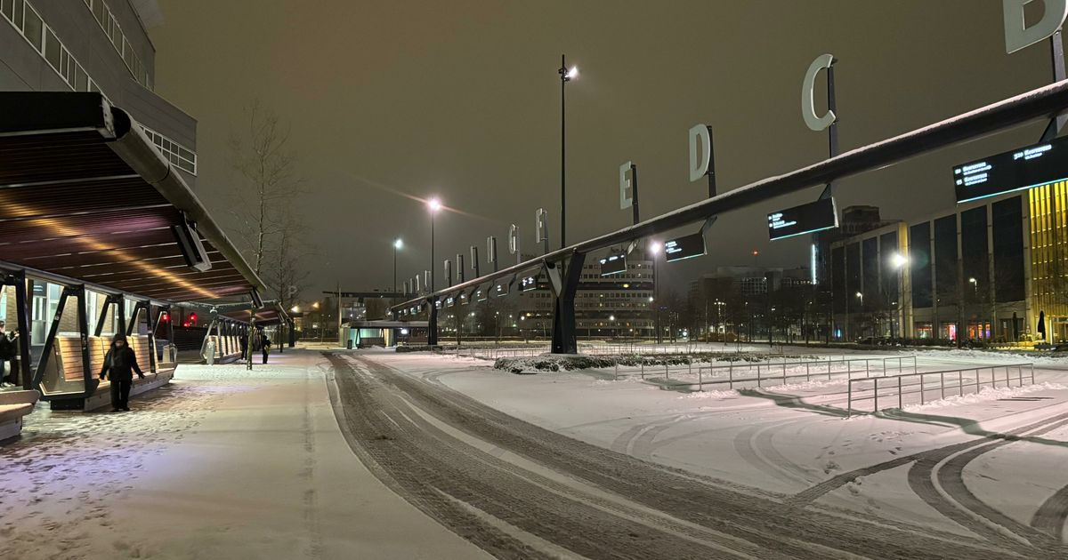 Geen bussen en sneltreinen in Fryslân vanwege winterweer