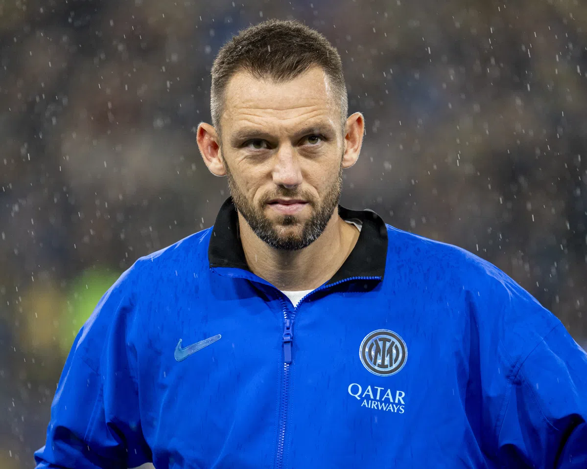 Chivu reageert op transfergeruchten rond De Vrij