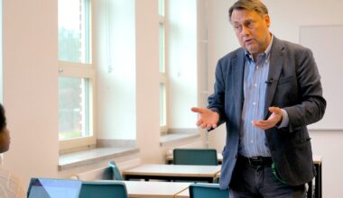 Stefan Lindhe geeft nu les aan tieners, maar moet voor kleuters zorgen als er oorlog uitbreekt