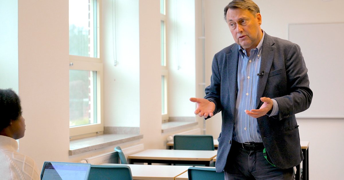 Stefan Lindhe geeft nu les aan tieners, maar moet voor kleuters zorgen als er oorlog uitbreekt