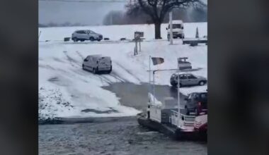 Glad bij veerpont Berg aan de Maas: auto's glijden van helling af