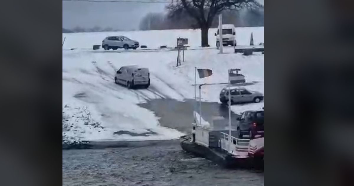 Glad bij veerpont Berg aan de Maas: auto's glijden van helling af