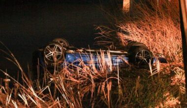 Auto belandt op kop in water | Motorrijder gewond na botsing